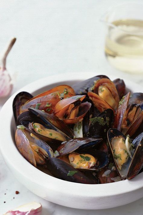 Sauvignon Blanc Steamed Mussels with Garlic Toast